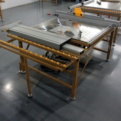 Boomsnijmachine voor bouwwerkzaamheden met draagbare schuifzaag