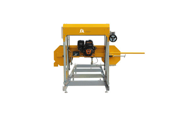 Draagbare zaagmachine voor het snijden van hout op een zaagmachine