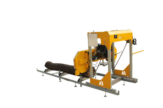 Draagbare zaagmachine voor het snijden van hout op een zaagmachine